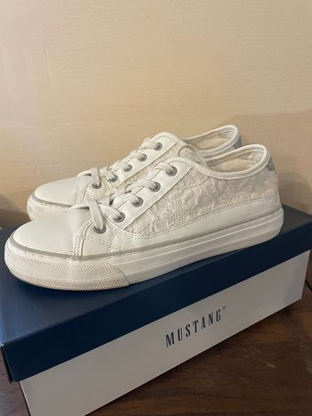Chaussures blanches en dentelle Mustang T.38