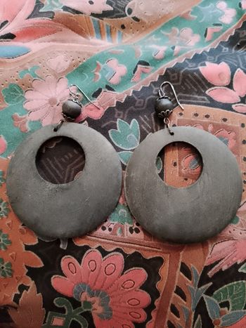 boucles d'oreilles en bois léger peint en noir sur métal argenté.