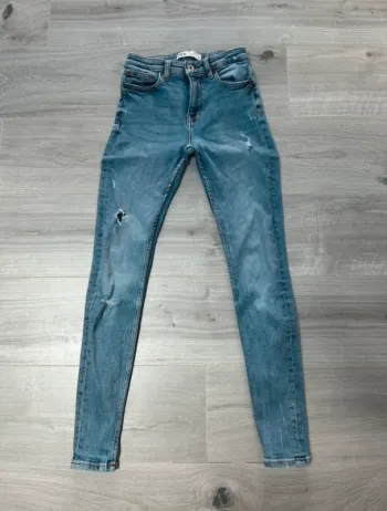 Jean troué Zara taille 34