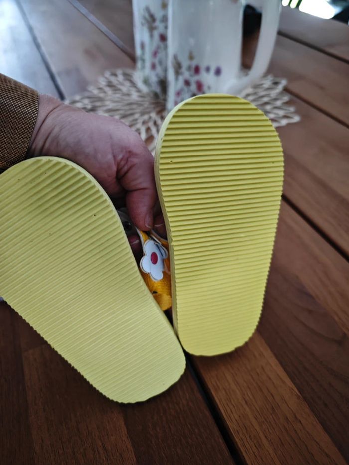 Lot chaussures tong et chausson fille p24/25 🌿 - photo numéro 4