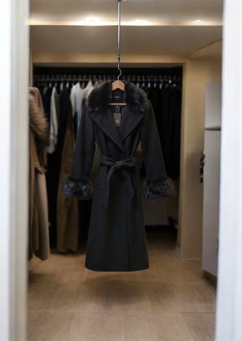 Long manteau à fourrure noir 