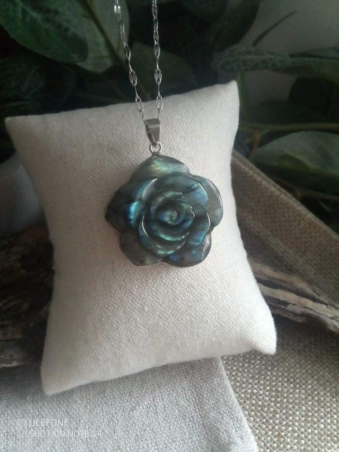 Collier protection pendentif en pierre de labradorite taillée à la main en rose