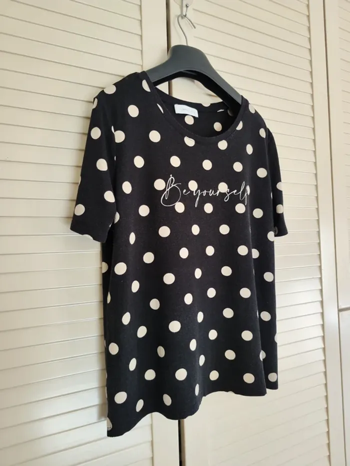 T-shirt in misto viscosa nera con motivo a pois grandi beige e collo a barchetta