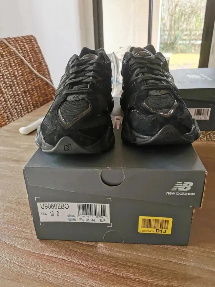 New Balance 9060 Cuir verni triple noir - photo numéro 4