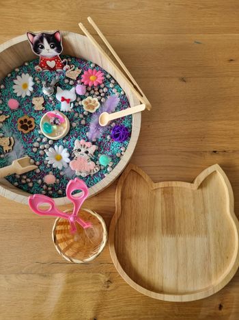 Kit de jeu de transvasement sensoriel thème : "Chats"