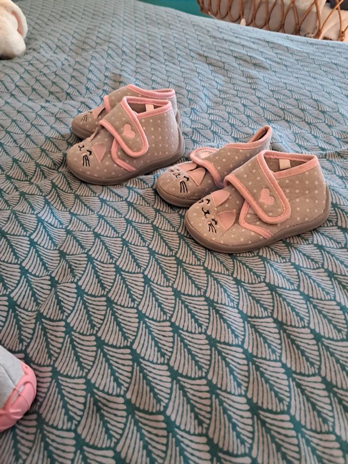 Lot de pantoufles taille 24