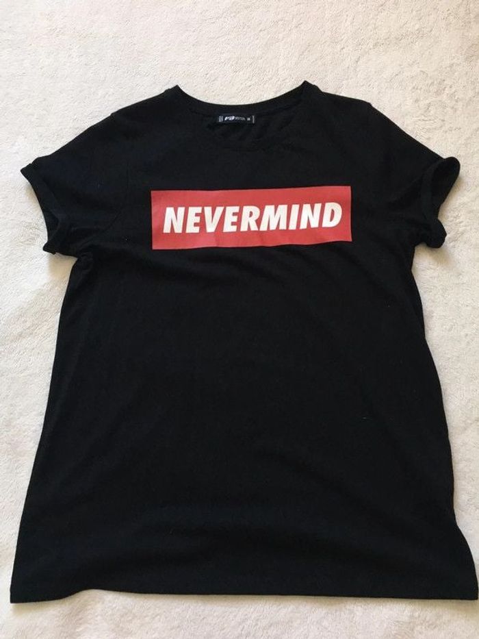 Haut t-shirt noir logo rouge nevermind floqué uni basique simple col rond manches courtes