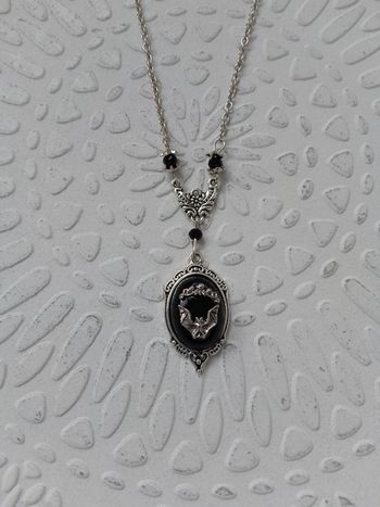 Collier pendentif noir et chauve souris