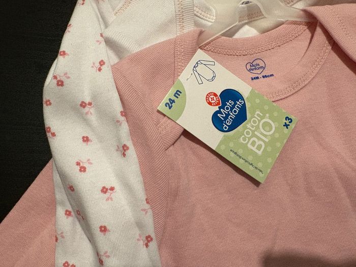 Lot de 3 bodies « fleurs » Manches longues Mots d’enfants Taille 24 mois. - photo numéro 4