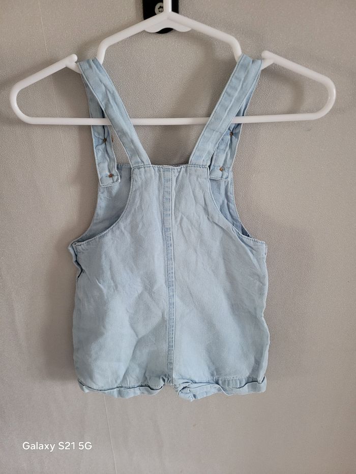 👖 Salopette short en jean clair - Taille 56 (0-1 mois environ)
