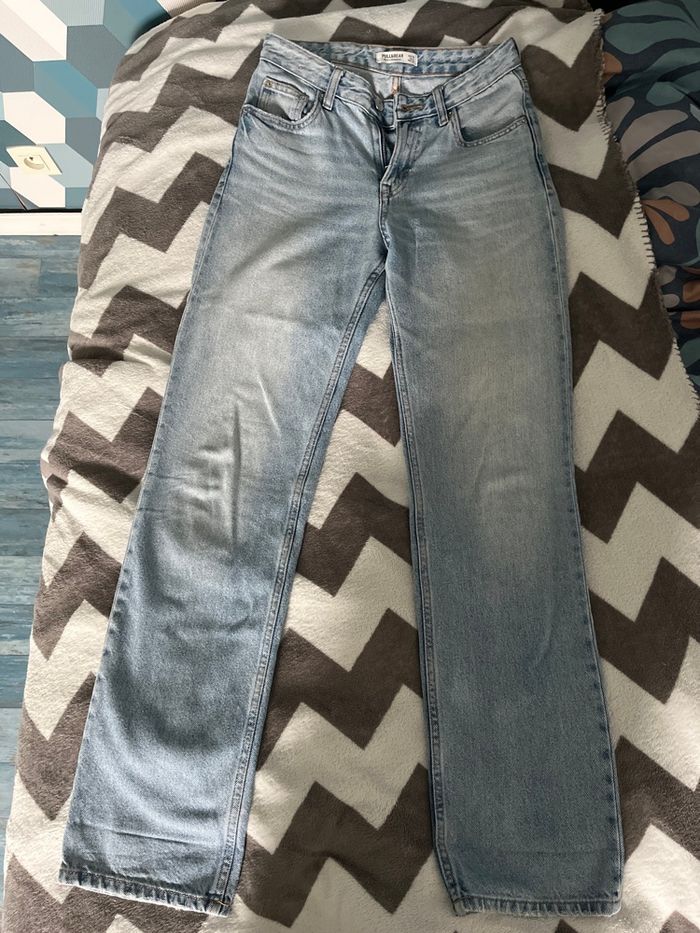 Jean bleu Pull & Bear, en très bon état.