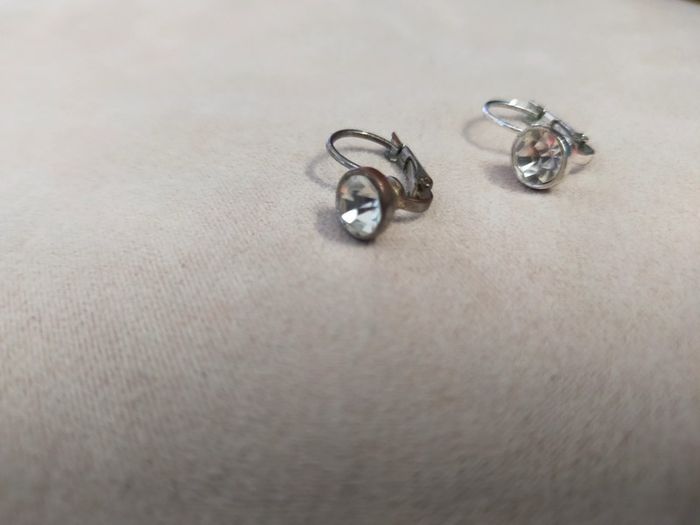 Boucles d’oreilles dormeuses argentées avec strass cristal - photo numéro 3