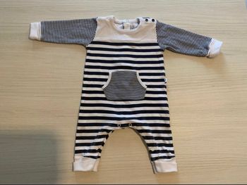 Combinaison rayée en 3 mois