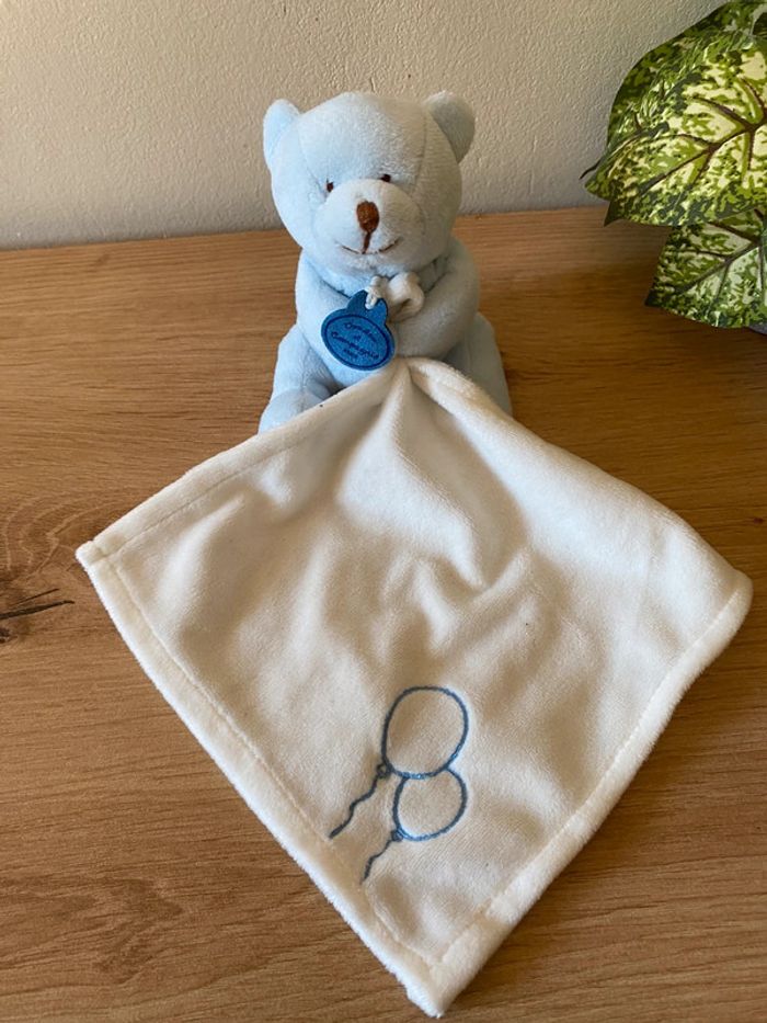 Doudou peluche ours bleu mouchoir blanc ballon doudou et compagnie