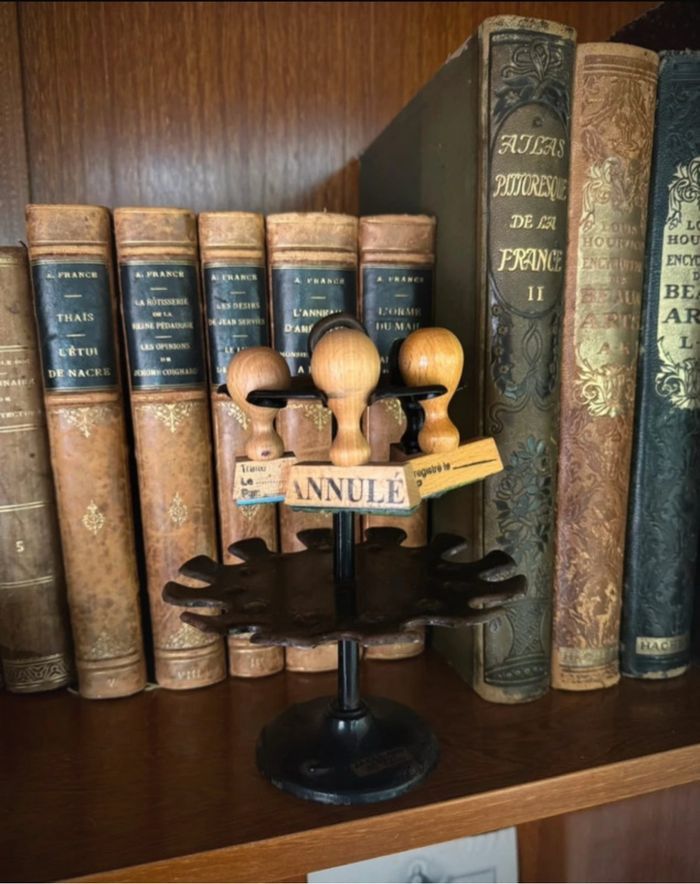 Porte-tampons ancien avec 7 tampons bois – métal noir – Jacquard Genève