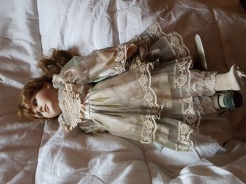 Poupée de collection en porcelaine