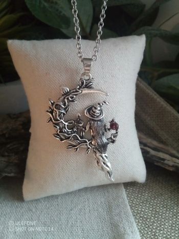 Collier pendentif sorcière avec pierre naturelle de grenat