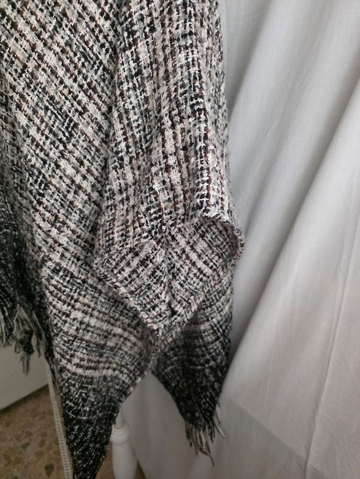 Poncho,marron en dégradé,en très bon état, attache par pression sous les bras, longueur 70cm, en polyester, marque Pimkie =4€ - photo numéro 2