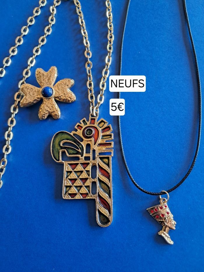 Colliers et broche fantaisie NEUFS pour femme
