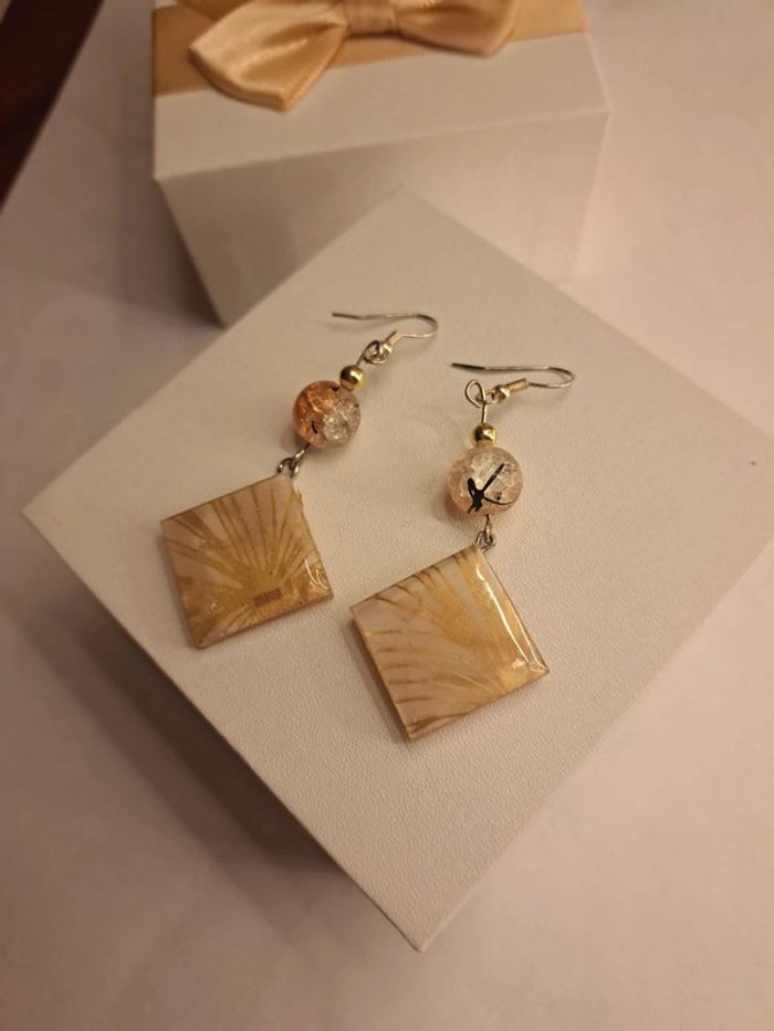 Boucles d'oreilles pendante en résine orange beige et doré - photo numéro 8