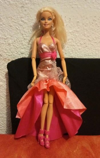 Barbie Fashionistas robe de soirée rose