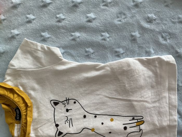 teeshirt manches courtes blanc à col moutarde ouverture totale au dos 9 mois kiabi - photo numéro 5