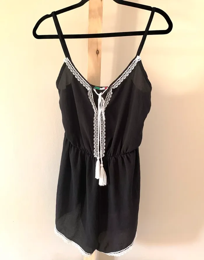 🔹 Combishort noire à bretelles, détails dentelle – Taille S