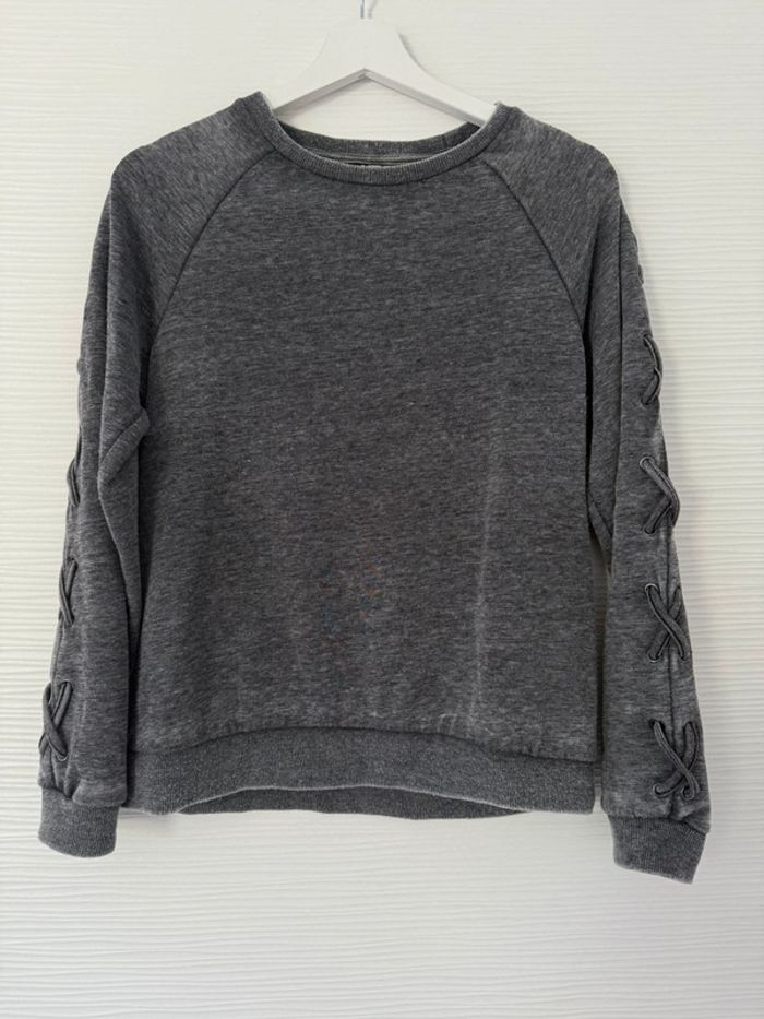 Pull d'hiver sweat gris foncé avec noeuds col rond à manches longues