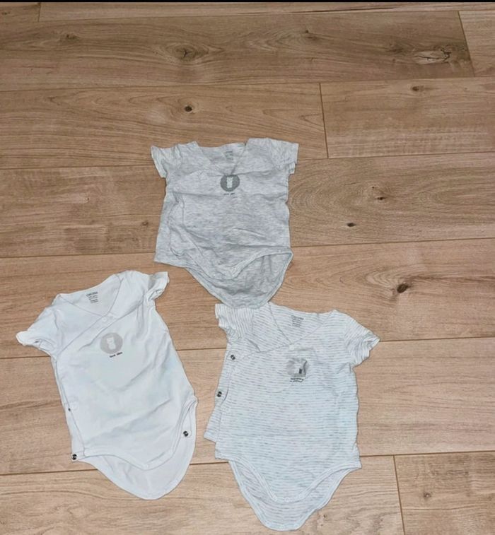 Lot 3 bodies manches courtes Obaïbi 9 mois