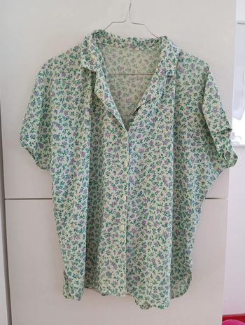 Chemise verte pâle à petites fleurs violettes
En viscose 
Taille 42/44