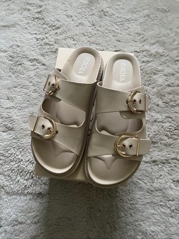 Claquettes beige