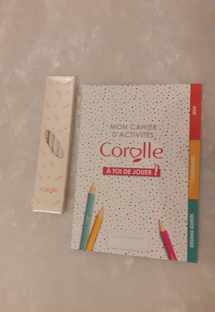 Mon cahier d'activités et crayons de couleur