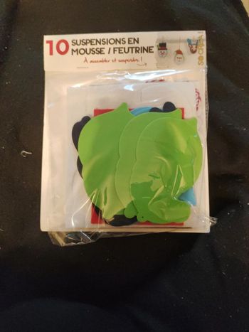 10 suspensions en mousse/ feutrine