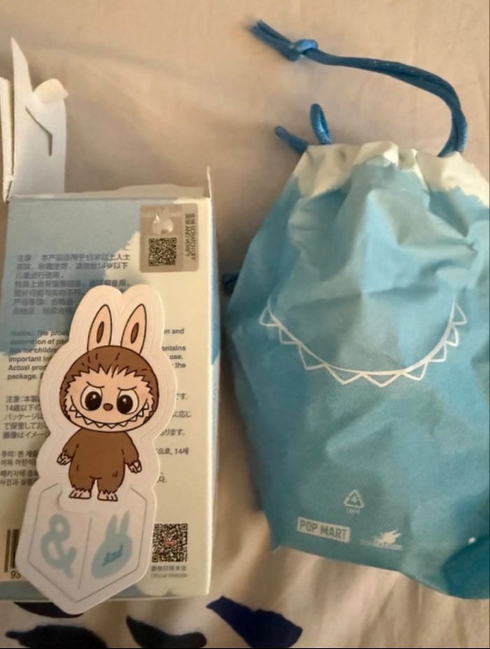 Popmart - labubu pin for love - original - Lettre & - photo numéro 2