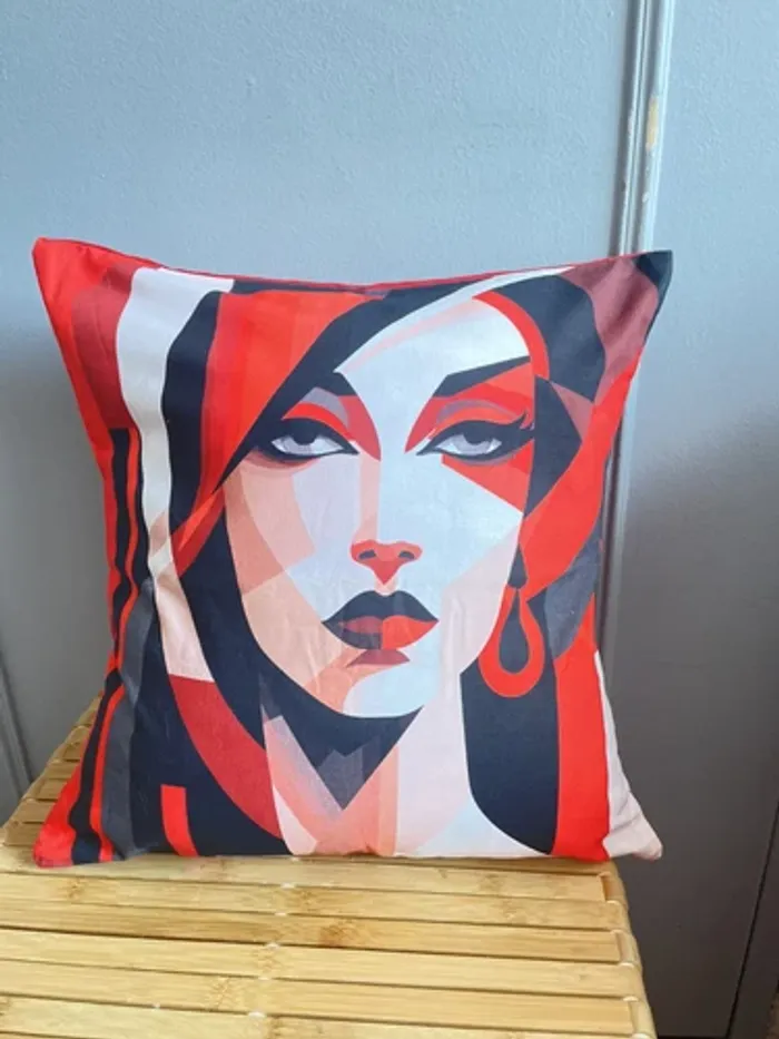 housses de coussin sont décorées d'un motif une femme.