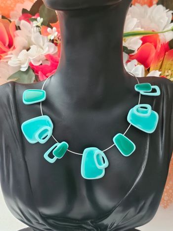 Collier avec ses formes bleues/vertes en acier inoxydable