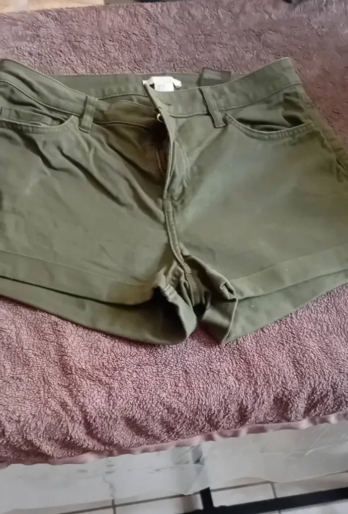 Très joli short en jean kaki taille 38 h&m en parfait état - photo numéro 2