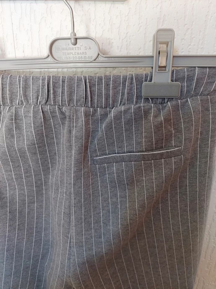 Beau pantalon femme à pinces S Pull&Bear gris à rayures blanches très bon état - photo numéro 3