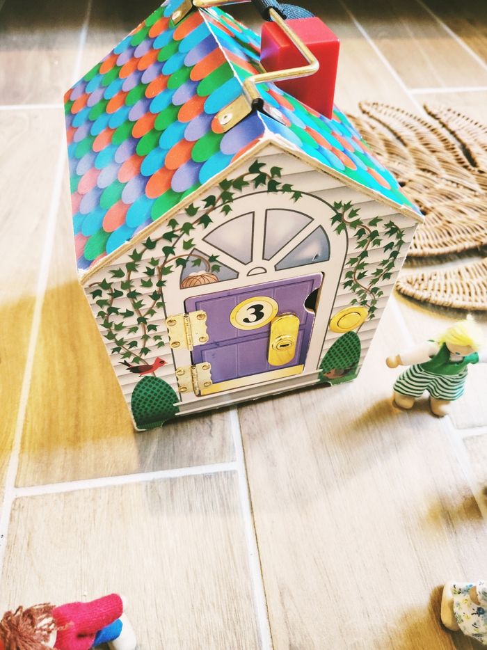 🏠Maison multi activités sonore avec serrures/verrous en bois et poupées marque Melissa & Doug - photo numéro 4
