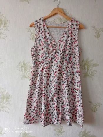 Robe florale sans manches au dessus du genou