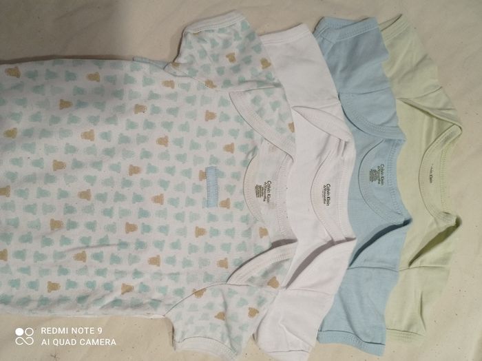 lot de 4 bodies de Calvin Klein 6/9 mois ref R102C6 - photo numéro 2