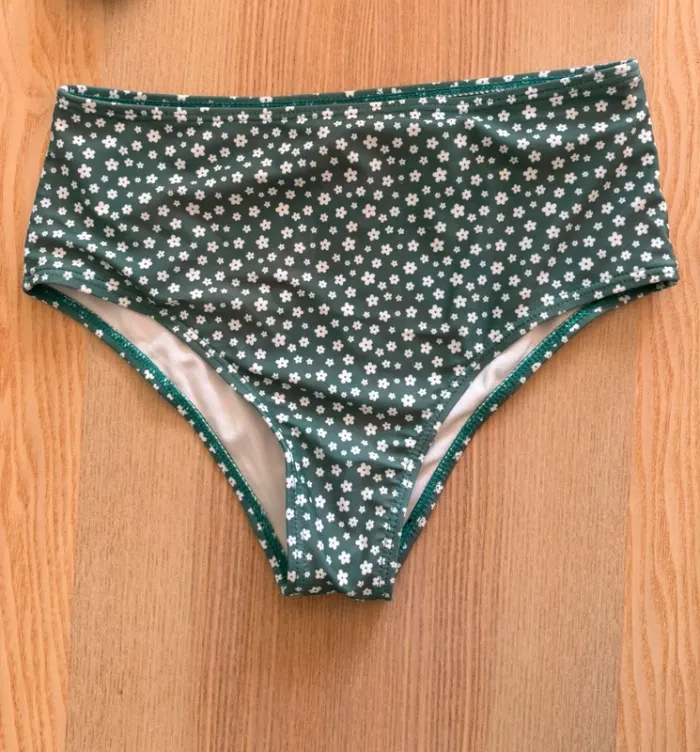 Maillot de bain vert à fleurs blanches - photo numéro 3