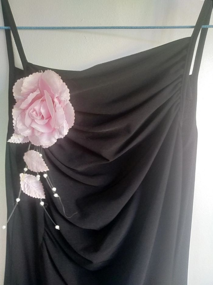 Top à bretelles noir asymétrique avec rose - photo numéro 2