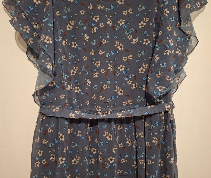 Robe grande taille bleu grisé et fleurie avec la ceinture assortie - photo numéro 3