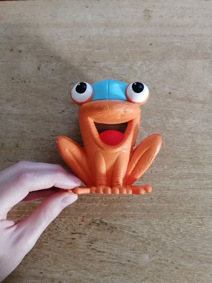 Grenouille orange en polystyrène