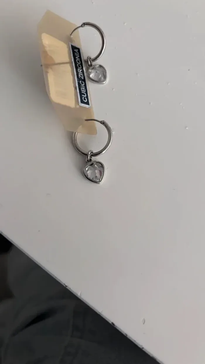 💍petites creoles argentés pendantes avec coeur en zircon - photo numéro 2