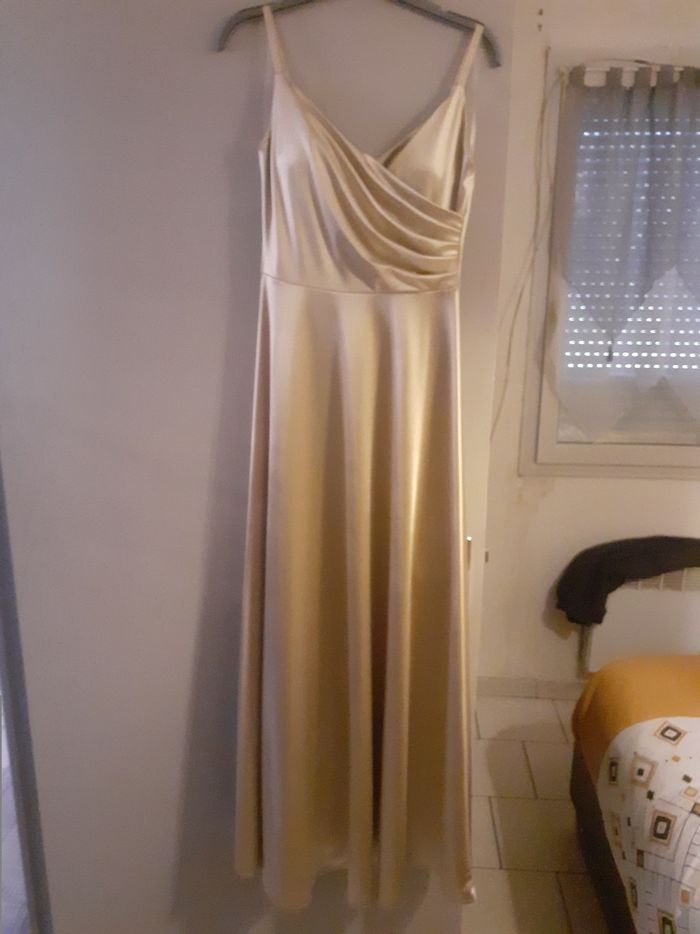 Robe de soirée en satin couleur champagne