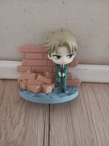 Figurine spy x family loid