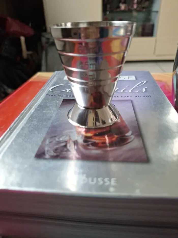 Le petit larousse des cocktails avec verre mesureur et shaker - photo numéro 6