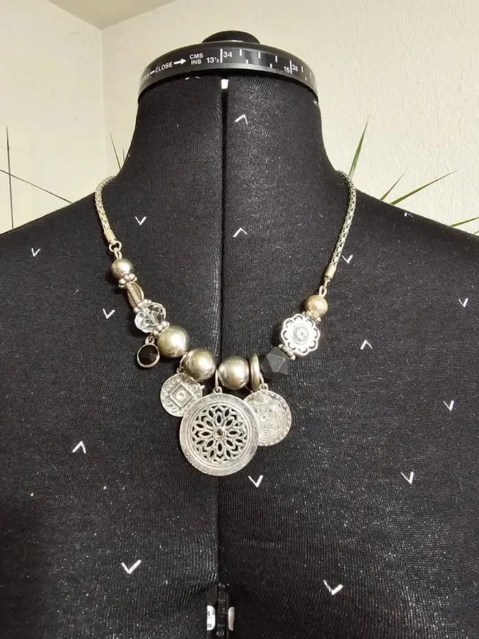 Collier femme bohème chic Axelle Création – Perles et médaillons argentés - photo numéro 2